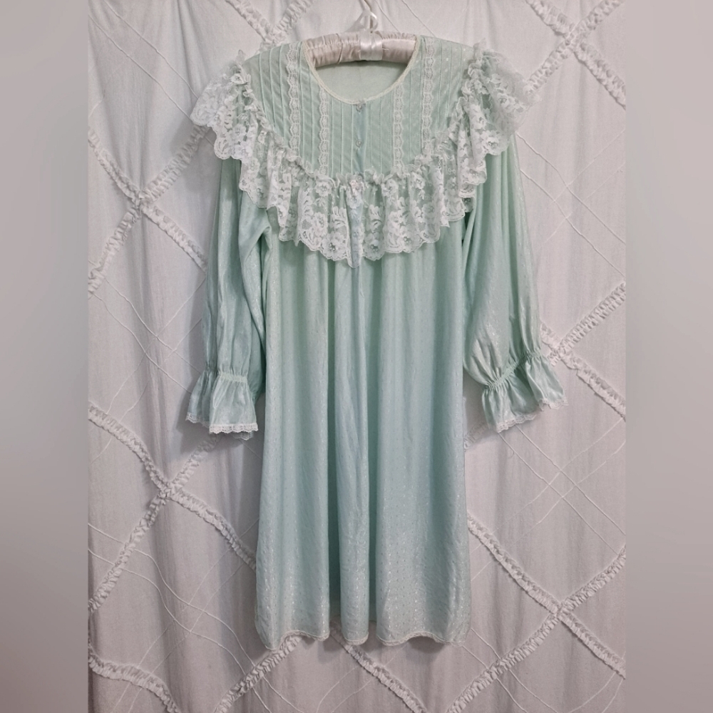 VTG GILEAD brand Elegant Mint Green Lace Trim Nightgown